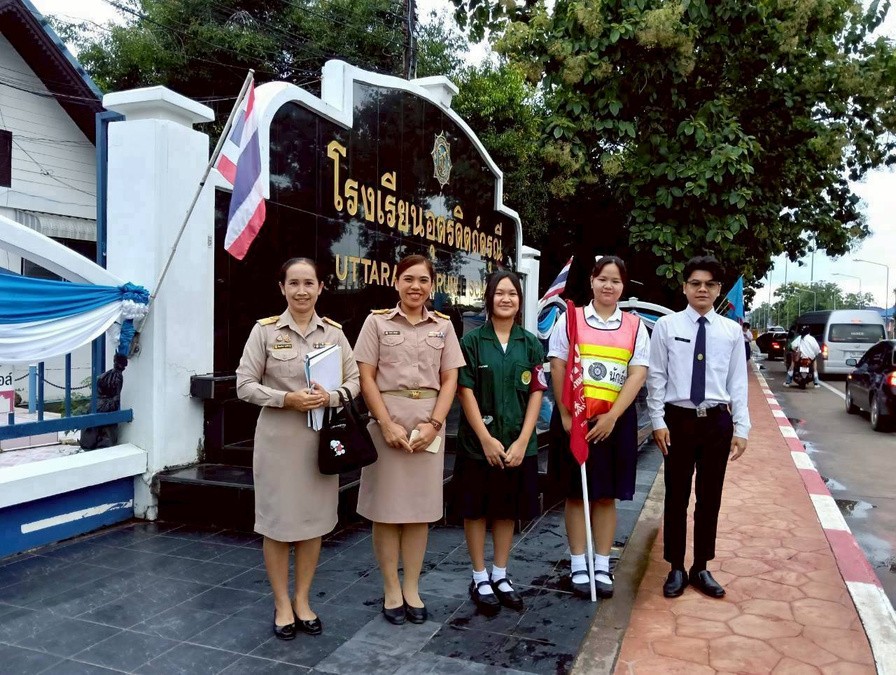 ครูเวรประจำวัน ดูแลหน้าประตูโรงเรียน 1