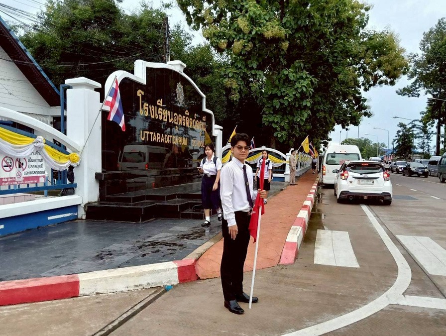 ครูเวรประจำวัน ดูแลหน้าประตูโรงเรียน 2