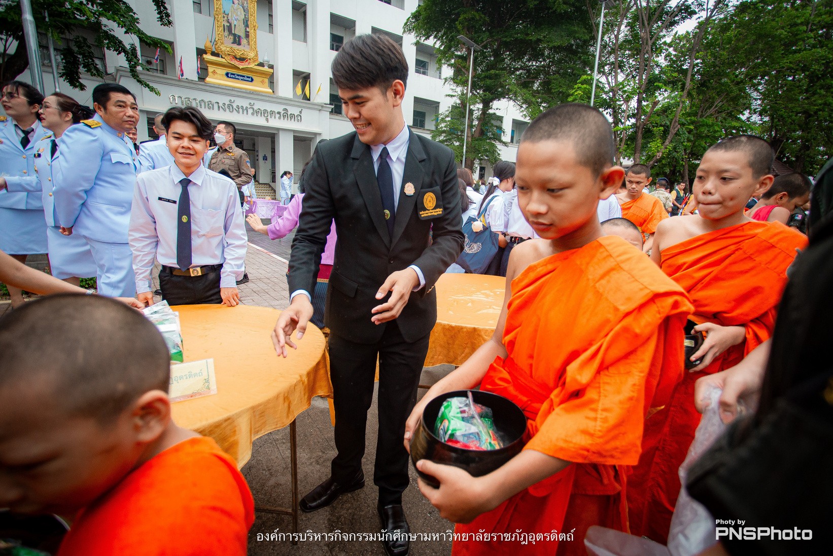 ทำบุญตักบาตรในวันสำคัญ 2